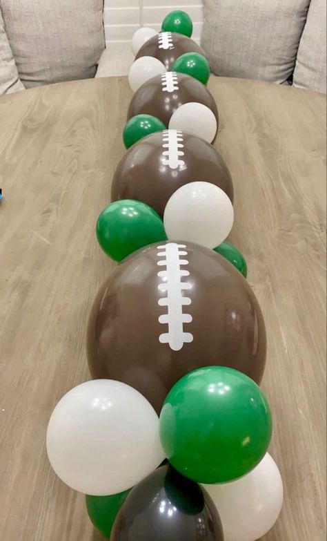 Balloon Football Goal Post Diy, Super Bowl Party For Seniors, Football Birthday Balloon Garland, Superbowl Party Balloons, Super Bowl Sunday Decorations, Super Bowl Backdrop, Football Balloon Centerpieces, Superbowl Balloon Decor, Game Day Party Decorations