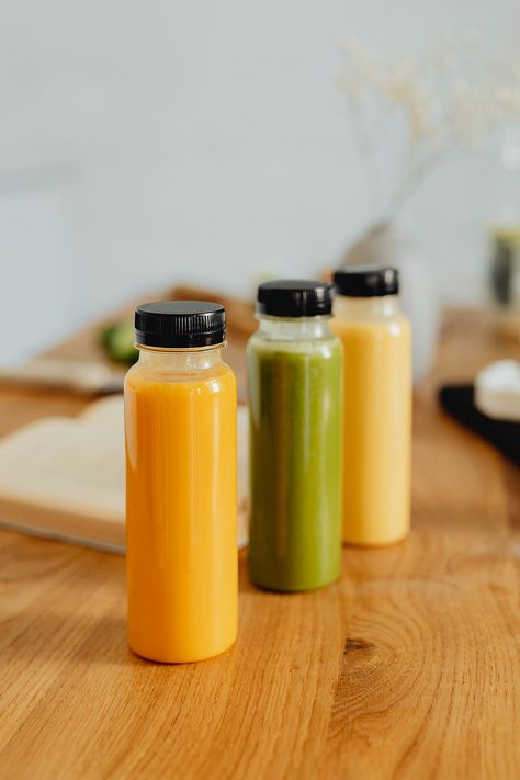 Homemade freshly squeezed juice in bottles on a table | free image by rawpixel.com / Karolina / Kaboompics Homemade Juice, Fresh Squeezed Juice, Juice Branding, Juice Packaging, Bottle Design Packaging, Juice Bottle, Funny Fruit, Morning Drinks, Pressed Juice