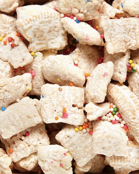 Cake Puppy Chow, Birthday Cake Puppy, Cake Puppy, Oreo Rice, Puppy Chow Recipe, Chow Recipe, Puppy Chow Recipes, Golden Oreo, Snack Mixes