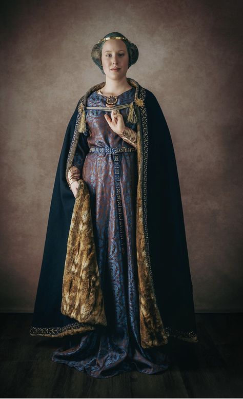 13th Century Fashion, 12th Century Clothing, 13th Century Clothing, 1400s Fashion, Fashion Timeline, Medieval Garb, Century Dress, Queen Costume, Medieval Costume