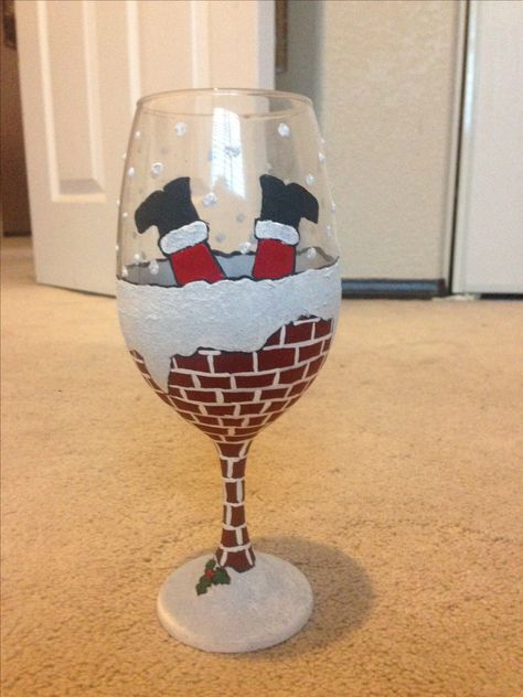 Christmas Vase Painting Ideas, Glass Painting Christmas Ideas, Painting Christmas Wine Glasses, Glass Painting Christmas, Glass Painting Designs Christmas, Christmas Wine Glasses Painted, Wine Glass Painting Ideas Christmas, Xmas Glass Painting, Painted Christmas Wine Glasses