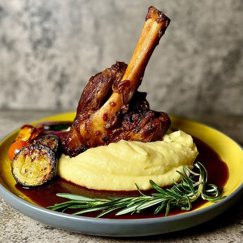 Minimum fuss with maximum flavour . . . slow braised lamb shanks cooked in a cast iron over a live fire . . . count me in! Lamp Shanks Recipe, Lamb Shank Recipes, Braised Lamb Shank, Christmas Lamb, Lamb Shank Recipe, Food Presentation Plates, Lamb Dinner, Braised Lamb Shanks, Gourmet Food Plating