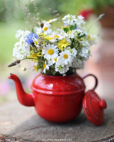 Flowers In Teapots, Diy Vases, Bouquet Champetre, Country Diy, Garden Wedding Decorations, 수채화 그림, Silk Flower Arrangements, Trendy Flowers, Diy Vase