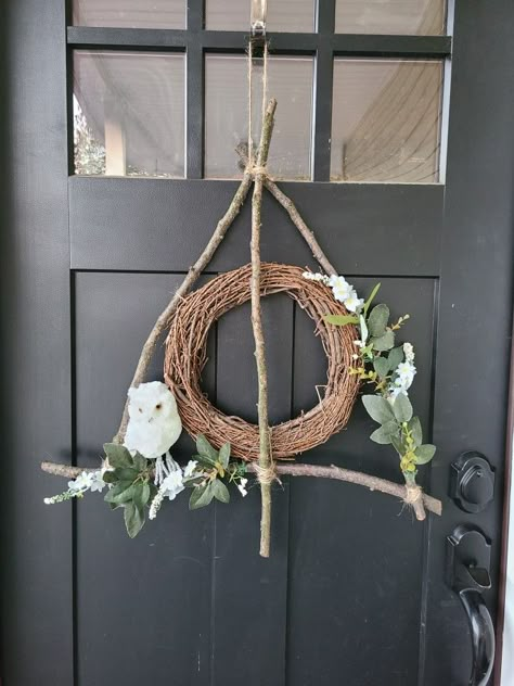 Harry Potter Door Hanger, Deathly Hallows Wreath, Harry Potter Mom, Harry Potter Door, Yule Pagan, Yule Decor, Cupboard Under The Stairs, Halloween Harry Potter, Yule Crafts