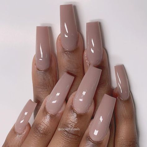 Plain Gel Polish Nails, Autumn Nails Dark Skin, Nude Nails Black Women Dark Skin, Taupe Acrylic Nails, Light Tan Nails, Nude Nails For Dark Skin, Fall Nail Colors Black Women, Fall Nails Solid Color, Nude Acrylic Nails With Design