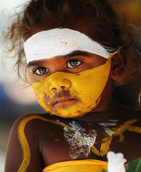 Il colore e' poesia dell'anima Australian Photography, Aboriginal Culture, Aboriginal People, Torres Strait Islander, Indigenous Culture, People Of The World, Aboriginal Art, Dot Painting, Beautiful Creatures