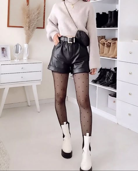 Shorts And White Boots Outfits, Skirt And White Boots Outfit, White Short Boots Outfit, Leather Shorts And Tights Outfit, Short White Boots Outfit, White Chelsea Boots Outfit, Winter Shorts Outfits, Beige Boots Outfit, Leather Shorts Outfit