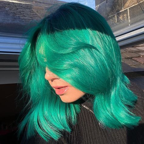 Green And Blue Hair Dye, Blue Green Yellow Hair, Neon Teal Hair, Long Teal Hair, Blue Green Hair Color Ideas, Bright Teal Hair, Blueish Green Hair, Teal Hair Color Turquoise, Turquoise Hair Aesthetic