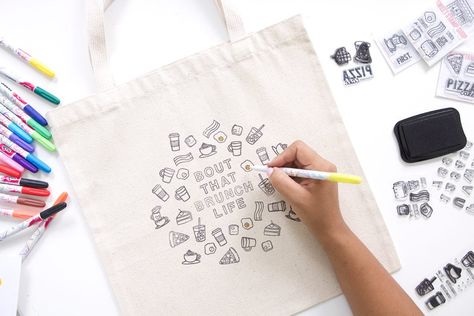 Use a few supplies to create a customized easy stamped canvas tote bag that you can color with fabric markers Diy Tote Bag Design, Canvas Bag Diy, Diy Sharpie, Diy Tote, Craft Tote Bag, Diy Tote Bag, Diy Stamp, Crafting Supplies, Fabric Markers