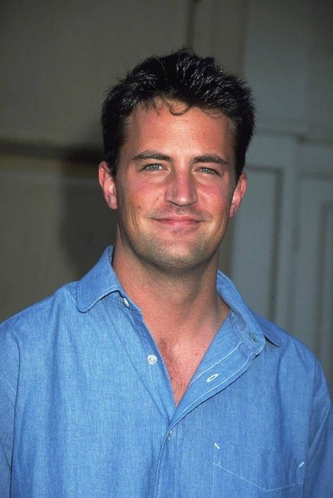 17 Photos That Will Make You Fall In Love With Young Matthew Perry Young Matthew Perry, Matthew Perry Young, Chandler Friends, Friends Reunion, Ross Geller, Friends Cast, Joey Tribbiani, Friends Moments, Phoebe Buffay