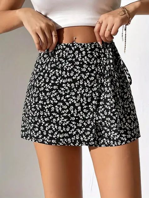 Summer Skort, Country Outfits Women, Skort Outfit, Short Wrap Skirt, Short Pollera, Wrap Skort, Look Short, Ditsy Floral Print, Women Shorts