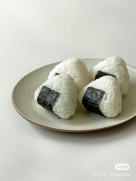 Onigiri Aesthetic, Rice Onigiri, Sawako Core, Food Rice, Food Hub, Favourite Food, Food Drinks Dessert, Aesthetic Photos, Happy Meal