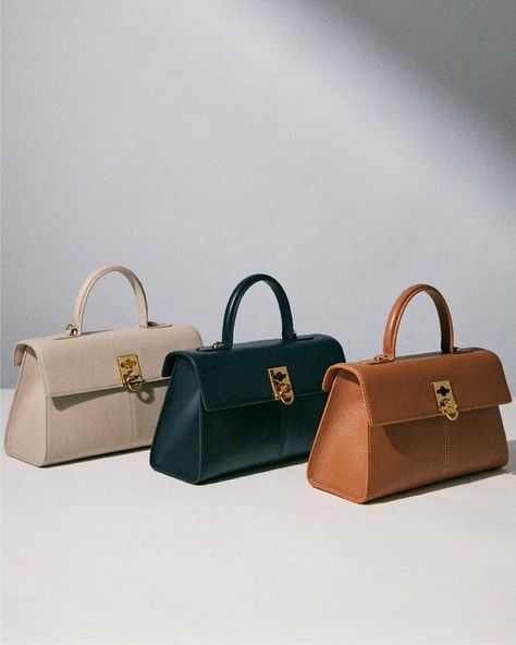 CAFUNÉ | Modern Handbags on Instagram: "Introducing the design story of our newest drop - the #mediumstance. Inheriting the Stance Collection, the Medium Stance has a trapezoidal shape body, and a top flat highlighted by our most signature C-Lock hardware. With a pinched gusset, it has a clean silhouette and more accentuated edges. #mycafune With the removable and adjustable shoulder strap, the Medium Stance can be either a top-handle, shoulder or even a crossbody bag. The Medium Stance is a Modern Handbags, Modern Handbag, Structured Handbags, Dream Bags, Ladies Bag, Bags Messenger, Girly Bags, Favorite Handbags, Small Handbag