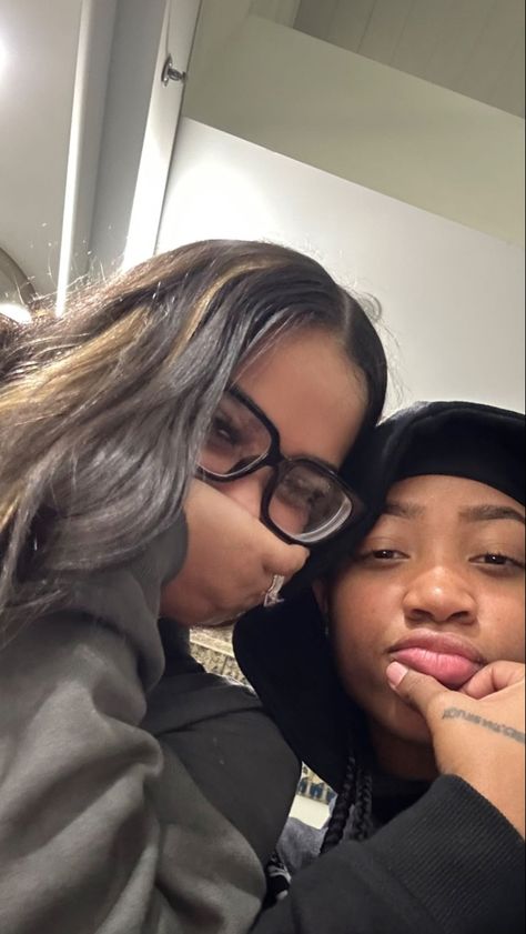 Poc Wlw, Fem Aesthetic, Women Relationship, Woman Loving Woman, Girlfriend Goals, Black Love Couples, Black Couples Goals, Cute Relationship Photos, Cute Friend Photos