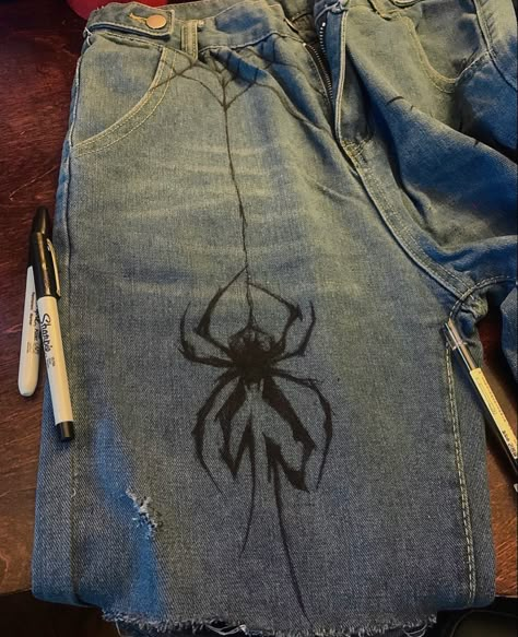 Pants Design Drawing Ideas, Pant Bleaching Ideas, Bleach Anime Clothes, Spiderman Senior Jeans, Halloween Painted Jeans, Spider Pants Design, Cool Designs To Paint On Pants, Things To Draw On Your Pants, Painting In Jeans