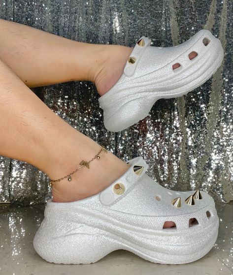 Glitter Platform Crocs, Crocs Bae Clogs, Bae Clogs, Crocs Bae, Cool Crocs, Clog Outfit, Crocs Ideas, Crocs Outfit, Slippers Heels