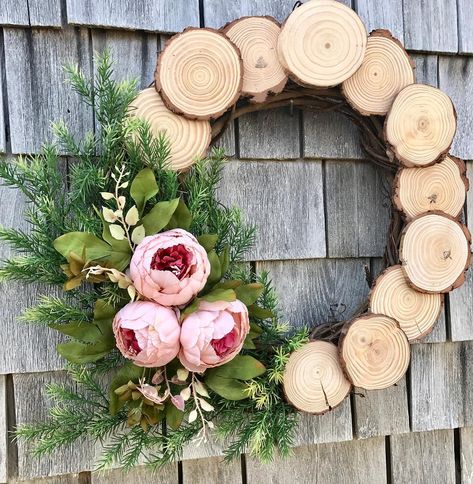 Crib Diy, Front Door Wood, Couronne Diy, Winter Wood Crafts, Spring Front Door, Rustic Front Door, Spring Porch Decor, Wood Wreath, Wood Slice Crafts