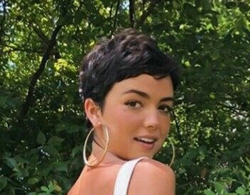 Bekah Martinez Short Hair, Bekah Martinez Pixie, Pixie 2022, Bekah Martinez, 80s Short Hair, Shaved Hair Cuts, Curly Pixie Haircuts, Tomboy Hairstyles, Curly Pixie