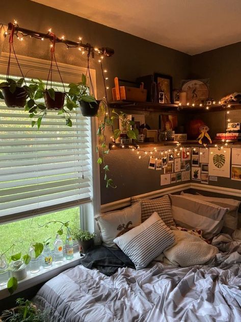 Bedroom Ideas Cute Fairy Lights & Comfy Aesthetic Bedroom Ideas For Small Rooms Clean, Room Inspo Nature, Nature Themed Rooms Bedrooms, One Bed Bedroom Ideas, Simple Cozy Room Ideas, Cozy Room Decor Rustic, Room Ideas With Carpet Flooring, Room Ideas Bedroom Dark, Cosy Small Bedroom Ideas