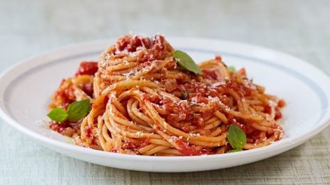 Spaghetti Bolognese Jamie Oliver | The Spag Bol Recipe Tomato Sauce Pasta, Veggie Spaghetti, Tomato Spaghetti, Spaghetti Bolognese Recipe, Pasta Italiana, Vegetarian Pasta Recipes, Tasty Meat, Bolognese Recipe, Diner Recept