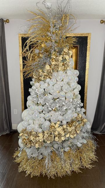 Diamonds Christmas Tree, Glamorous Christmas Tree, Frozen Christmas Tree, Grey Christmas Tree, Christmas Content, Ugly Christmas Tree, Different Christmas Trees, Elegant Christmas Tree Decorations, Luxury Christmas Tree