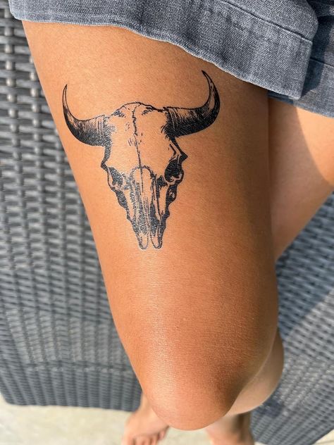 Cow Skull Tattoo Men, Longhorn Skull Tattoo Above Knee, Buffalo Skull Tattoo Design, Bull Skull Tattoo Chest, Steer Skull Tattoo, America Tattoo, Bison Tattoo Ideas For Women, Animal Skull Back Tattoo, Feminine Bison Tattoo