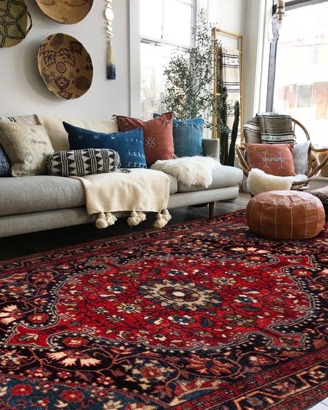 Red Persian Rug Living Room Curtains, Red Orientalist Rug Living Room, Carpet Lounge Room, Red Carpet Interior, Red Persian Rug Living Room, Dark Blue Carpet, Persian Carpet Living Room, Red Rug Living Room, Persian Rug Living Room