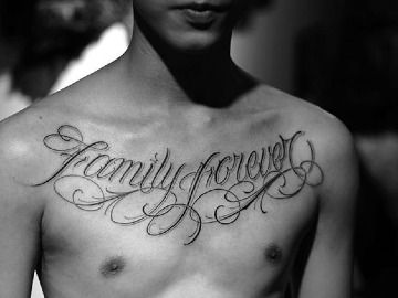 tatuajes de frases en el pecho en ingles Chest Tattoo Fonts, Recycle Tattoo, Tattoo Ideas For Guys, Guys Back, Pieces Tattoo, Tattoo Master, Family Forever, Tattoo Font, Most Popular Tattoos