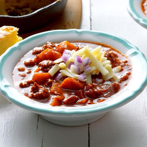 Spiced Apple Chili Recipe -Nothing says fall like chili and apples. I use smoked paprika to give this slightly sweet chili a smoky kick. —Joyce Moynihan, Lakeville, Minnesota Chili Recipe Pioneer Woman, Favorite Chili Recipe, Best Dutch Oven, Chile Recipes, Best Chili Recipe, Dutch Oven Recipes, Sweet Potato Soup, Frugal Meals, No Bean Chili