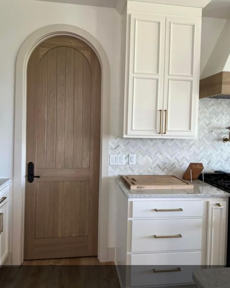 Sweet Home Style, White Oak Kitchen, Diy House Renovations, Modern Barn Door, Oak Kitchen, Modern Barn, House Things, Diy House, Kitchen Inspo