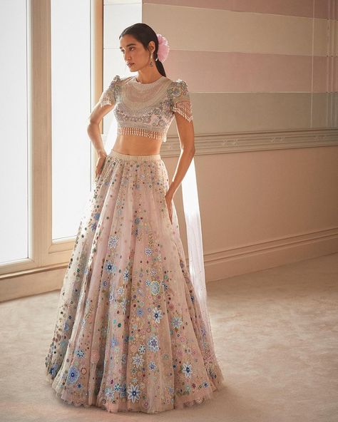 7 Lehengas Without A Dupatta Which Are Perfect For Your Sangeet Lehenga Design For Engagement, Badla Embroidery, Lehenga Tops, Ejaaz Couture, Tulle Lehenga, Tulle Wings, Indian Fits, Bday Dress, Tulle Blouse