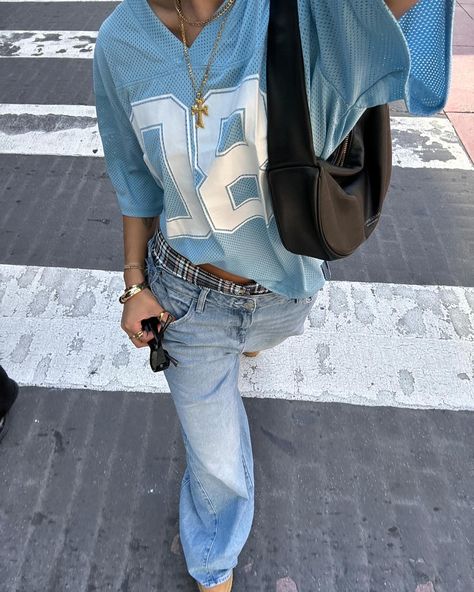 as usual, taking styling tips from @eliannaarvizu ✍️ Baggy Tshirt Outfit, Blue Top Outfit, Coquette Clothes, Oversized Jersey, Baggy Tee, Womens Graphic Tees, Baggy Tops, Clothes Y2k, Jeans Outfit Women