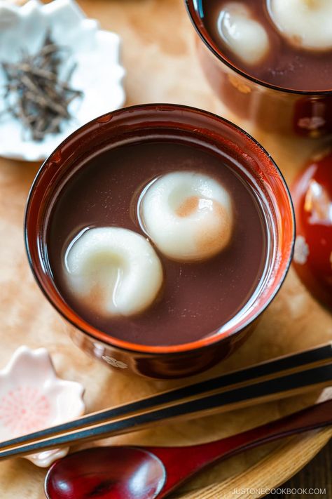 Oshiruko is a traditional Japanese dessert soup made with sweet azuki beans and mochi balls. This comforting red bean soup is quick and easy to make! Anko Recipe, Dango Recipe, Mochi Balls, Azuki Beans, Japanese Rice Cake, Red Bean Soup, Dessert Soup, Sweet Red Bean Paste, Azuki Bean