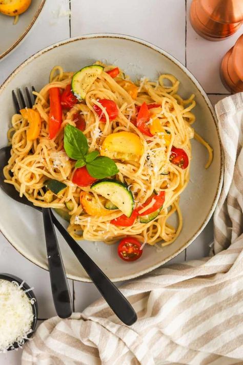 This easy one pot pasta combines pasta, veggies and parmesan cheese, all cooked in just one pot! Make it for the perfect weeknight dinner. One Pot Pasta Primavera, Easy One Pot Pasta, Pasta Veggies, Cheese All, Broccoli Pasta, Pasta Primavera, Veggie Pasta, One Pot Pasta, Drying Pasta