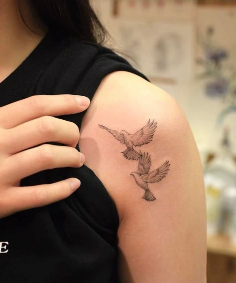 Dove Tattoo Ideas, White Dove Tattoos, Small Dove Tattoos, Shoulder Tattoos For Females, Pigeon Tattoo, Front Shoulder Tattoos, Dove Tattoo Design, Vogel Tattoo, Dove Tattoos