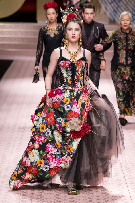 Power Fashion, Fashion Milan, Fashion Sketching, Stylist Fashion, Spring Fashion Trends, Floral Fashion, Dolce E Gabbana, Gown Dress, Fashion Show Collection