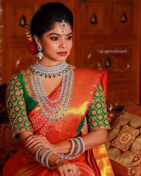 Incredible Jewellery Ideas To Wear With Red Bridal Silk Saree Bridal Jewellery Set, Bridal Sarees South Indian, Indian Bridal Sarees, Wedding Saree Blouse Designs, Saree Jewellery, Wedding Blouse Designs, Silk Saree Blouse Designs, Blouse Designs Silk, Wedding Blouse