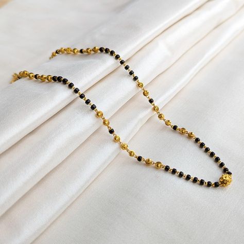 A karimani chain is trendy for its sheer simplicity. We offer the best karimani chains at fair prices. Karimani Mangalsutra, Karimani Chain Designs, Black Beads Chain, Gold Haram Designs, Haram Designs, Gold Haram, Rose Jewellery, Unique Gold Jewelry Designs, Mangalsutra Design