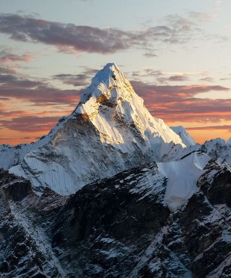 Under the handle @EverestNoFilter, Cory Richards is snapping every step of his journey alongside elite mountaineer Adrian Ballinger. Monte Everest, Mountains Aesthetic, Mountain Landscape Photography, Mt Everest, World Most Beautiful Place, Acrylic Landscape, Mountain Ranges, Carving Art, Relief Print