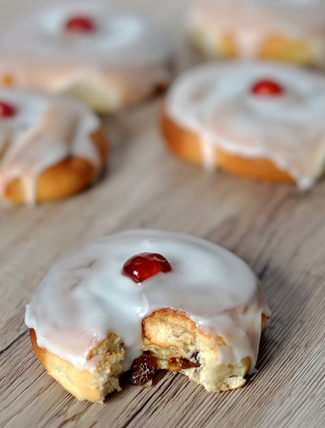 Belgian Buns Belgian Buns, Home Baking Recipes, Belgian Bun, Scottish Desserts, Traditional Baking, Baking Buns, Glace Cherries, Yeast Breads, Breads & Buns