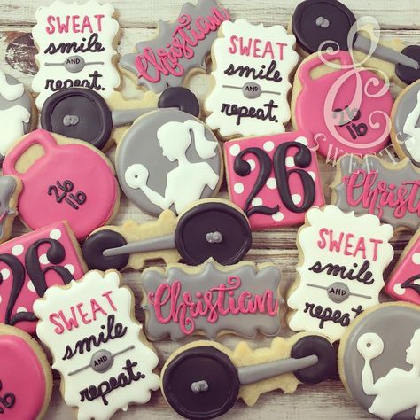 Pre Workout Cookies, Fitness Party Theme, Fitness Cookies Decorated, Gym Themed Cookies, Workout Cookies Decorated, Gym Cake For Women Fitness, Gym Cake Ideas For Women, Gym Cookies Decorated, Crossfit Cookies