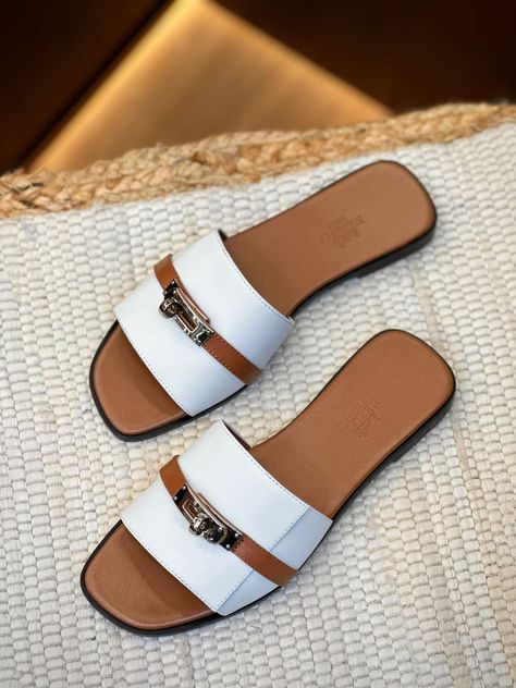 Slippers For Ladies, Hermes Slippers, Sandals For Ladies, Diy Slippers, Mens Leather Sandals, Fashion Slippers, Womens Sandals Wedges, Girly Shoes, Everyday Dresses