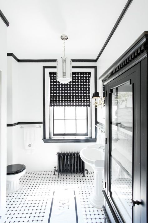 Black-and-white bath with patterned Roman shades Ikea Blinds, Sheer Blinds, Black And White Bathroom, Bathroom Blinds, Modern Blinds, Living Room Blinds, Bedroom Blinds, Blinds Design, Diy Blinds