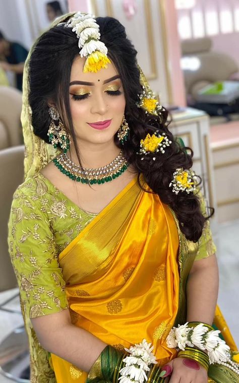 Yellow Saree Eye Makeup Look, Haldi Jwellery Ideas, Gaye Holud Hairstyles, Gaye Holud Makeup, Saree For Haldi Ceremony For Bride, Holud Hairstyles, Holud Dress Ideas, Haldi Look For Bride In Saree, Holud Makeover