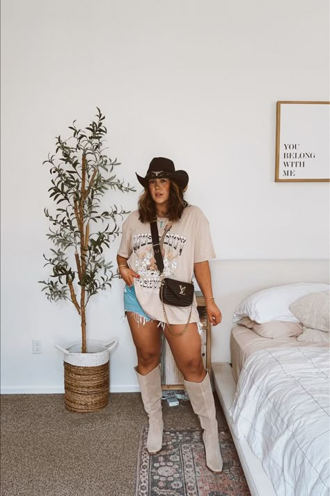 Concert Outfit Ideas Midsize, Country Concert Outfit Midsize, Concert Outfit Midsize, Concert Dress Outfit, Country Concert Dress, Summer Western Outfits, Outfit Ideas Midsize, Stagecoach Outfit, Country Festival Outfit