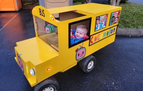 Wheels On The Bus Halloween Costume, School Bus Wagon Costume, Wheels On The Bus Costume, Bus Halloween Costumes, Cocomelon Family Costume, Cardboard Bus Costume, Coco Melon Halloween Costume, Cocomelon Bus Diy, Cocomelon Halloween Costume