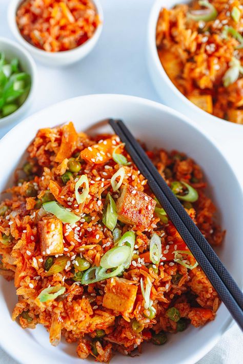 kimchi fried rice in a white bowl Tofu Kimchi Fried Rice, Vegetarian Kimchi Fried Rice, Kimchi Fried Rice Vegan, Kimchi Tofu Stir Fry, Fried Kimchi Rice, Tofu And Kimchi Recipes, Vegetarian Kimchi Recipe, Vegan Kimchi Fried Rice, Tofu And Kimchi