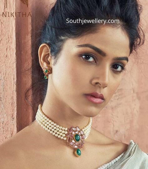 Pearl Choker With Saree, Choker Necklace Outfit, South Jewellery, Choker With Pendant, Outfit Indian, Colourful Jewellery, Indian Choker Necklace, Temple Jewelry Necklace, Antique Necklaces Design