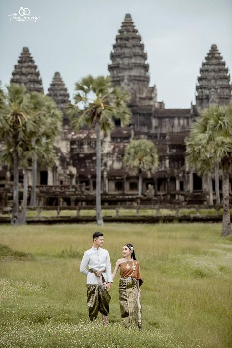 Cambodian Wedding Dress, Javanese Wedding, Kalaw, Cambodian Wedding, Photoshoot Outdoor, Pre Wedding Photoshoot Outdoor, Pre Wedding Poses, Khmer Wedding, Wedding Costume