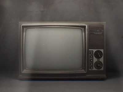 Our #TVs have defiantly changed over the decades. #oldschool #television #BoxTv Painting Over Paneling, 1980s Interior Design, 1980s Interior, Best Wall Colors, School Tv, Memphis Design, Vintage Tv, Box Tv, Retro Tv